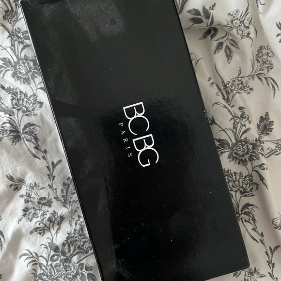 BCBG | Size: 8 Gold Flats - Picture 2 of 7